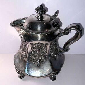 Absolutely stunning vintage small ornate silverplated tea pot; Meriden Silver Co